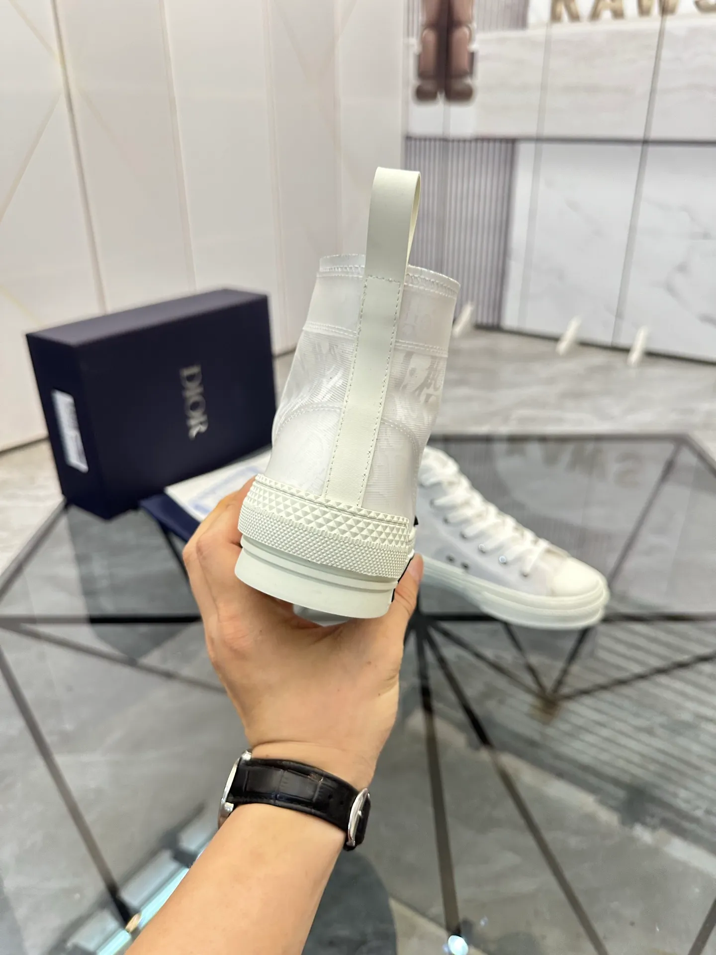 Selling men's shoes 💰: 💰P440¥ Product trademark: Dio* "Dior*" high-top casual shoes Regular size: 36-45 (can be customized to 46) Couple style B23 Product materials: Upper imported original fabric, breathable lining, original outsole. No.: 007